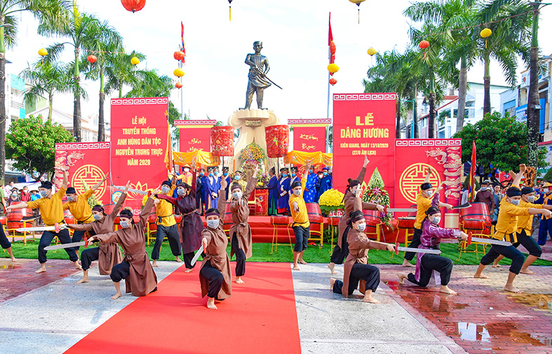 Hàng năm, di tích lịch sử - văn hóa mộ và đình Nguyễn Trung Trực, TP. Rạch Giá (Kiên Giang) thu hút hàng triệu lượt khách đến viếng, tham quan.